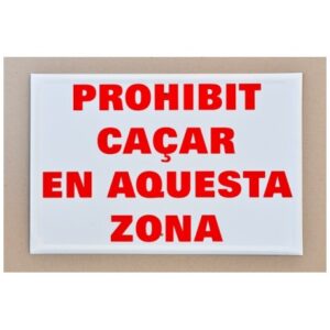 Tablilla PROHIBIT CAÇAR EN AQUESTA ZONA 50×33
